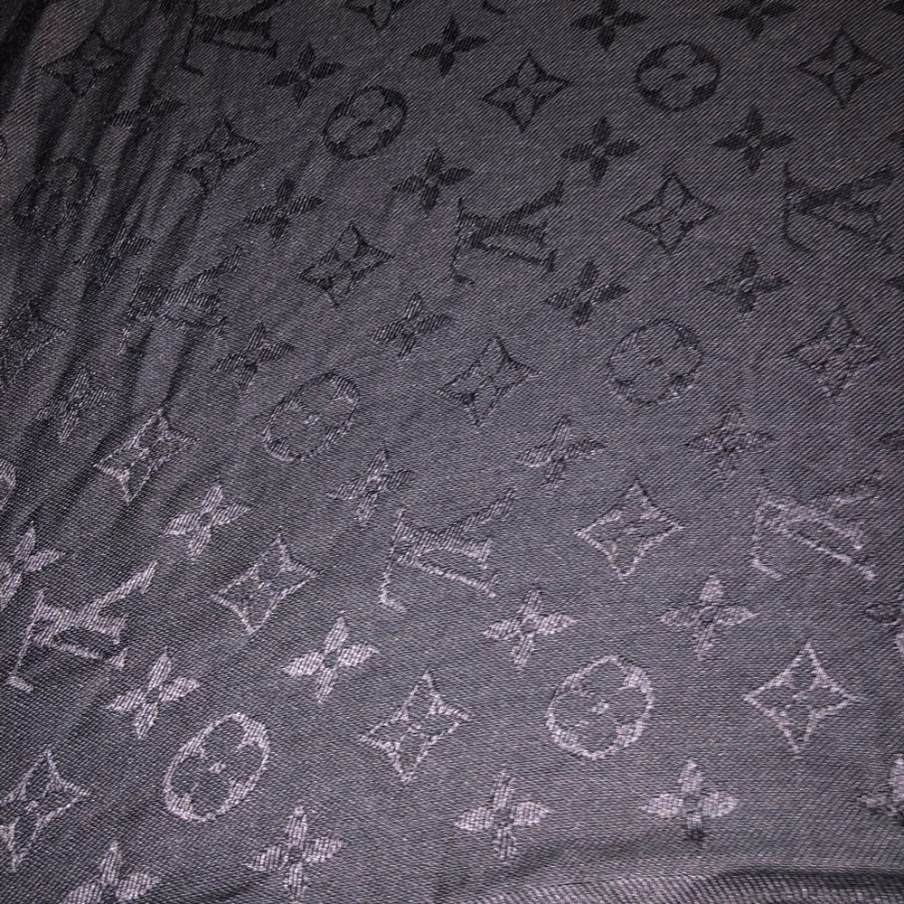 Louis V scarf 60 % silk 40 %wool